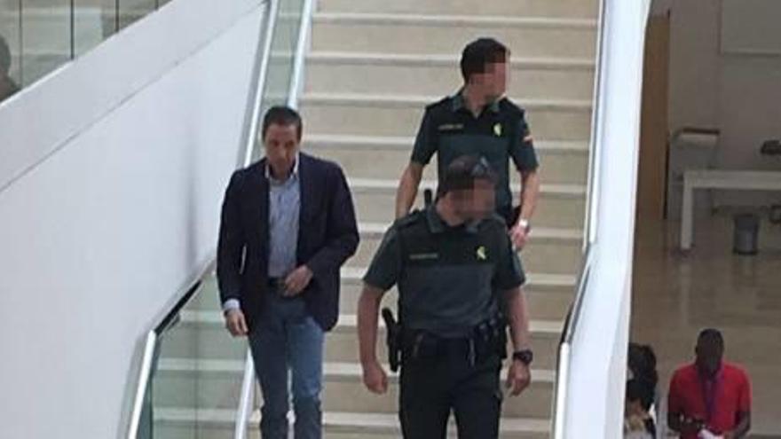 Zaplana en la visita que realizó a La Fe tras su detención.