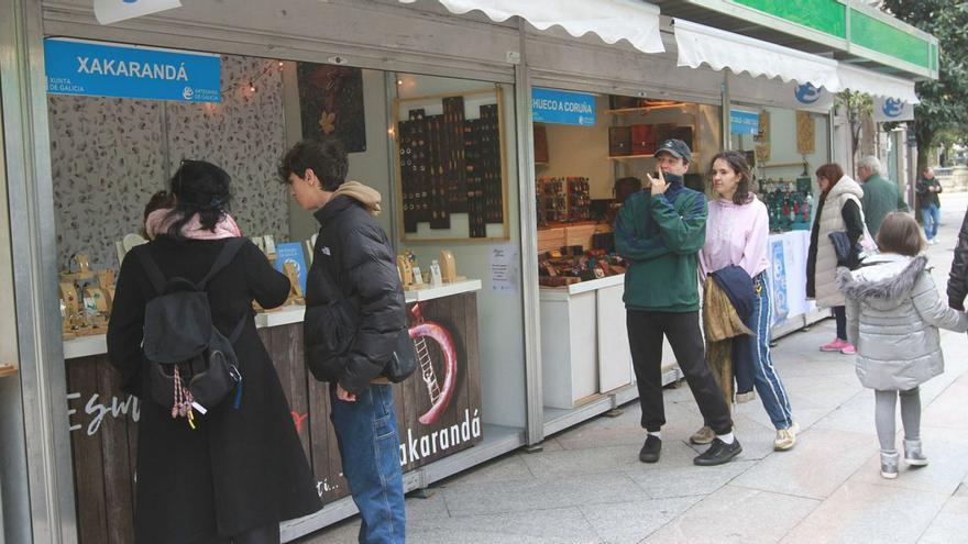 Numeroso público, ayer, haciendo sus compras en la Feria de Artesanía de Ourense.   | // IÑAKI OSORIO