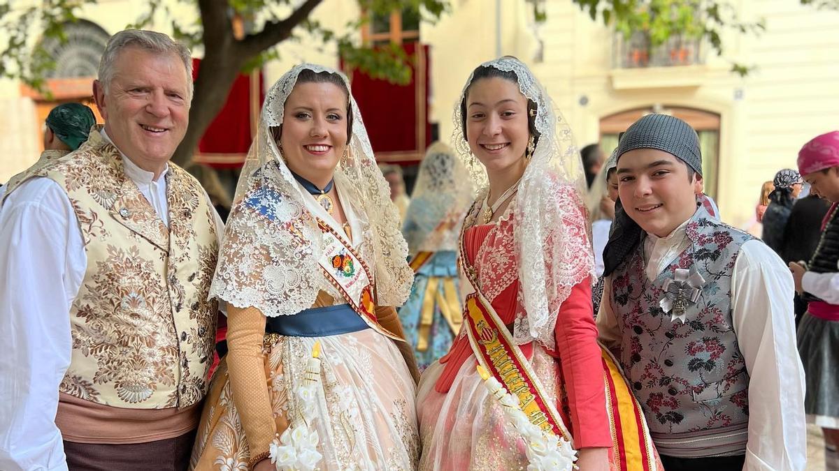 Laura, con el cuadro de honor, en la Procesión de la Virgen