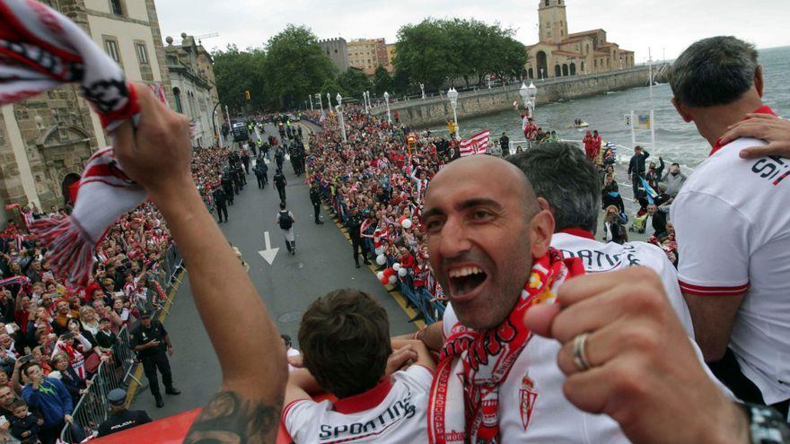 Abelardo celebra el ascenso a Primera del Sporting durante su etapa como entrenador rojiblanco.