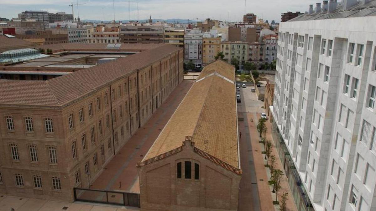 La fábrica de Tabacalera con las viviendas de nueva construcción y el suelo edificables