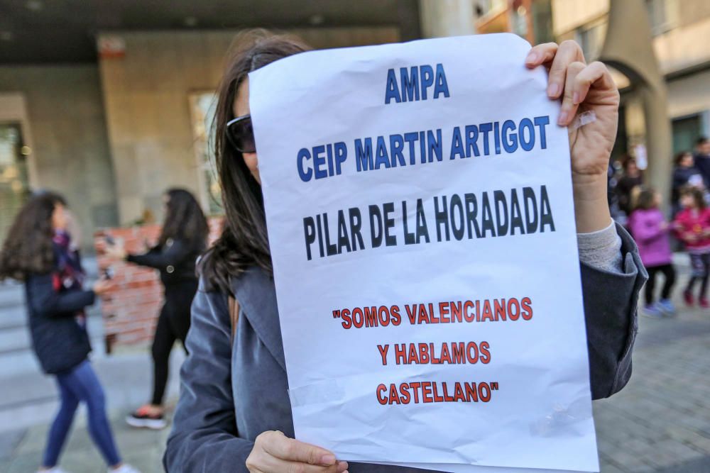 Docenas de padres secundan la protesta contra el decreto de Marzà del modelo educativo en Torrevieja y reclaman su derogación en una prortesta que ha recorrido las calles de la ciudad