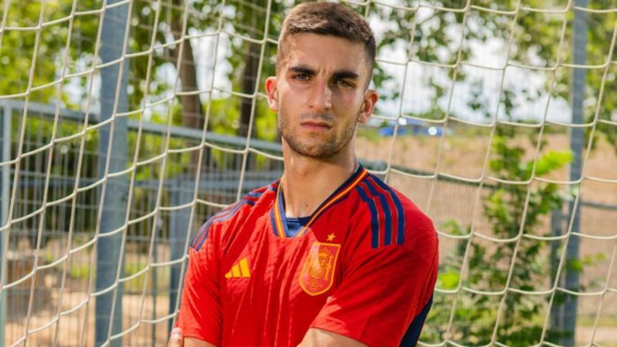 Ferran Torres, con la equipación de España para el Mundial