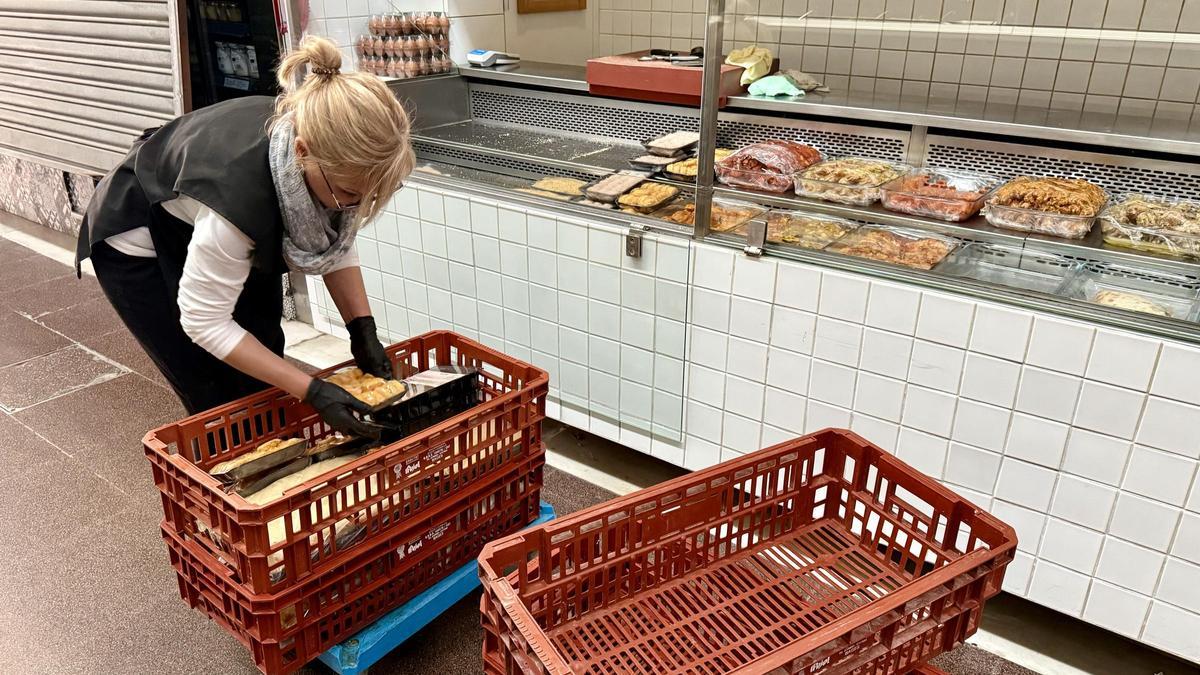 Una paradista del mercado de la Independencia de Terrassa descarga comida que hay en la nevera