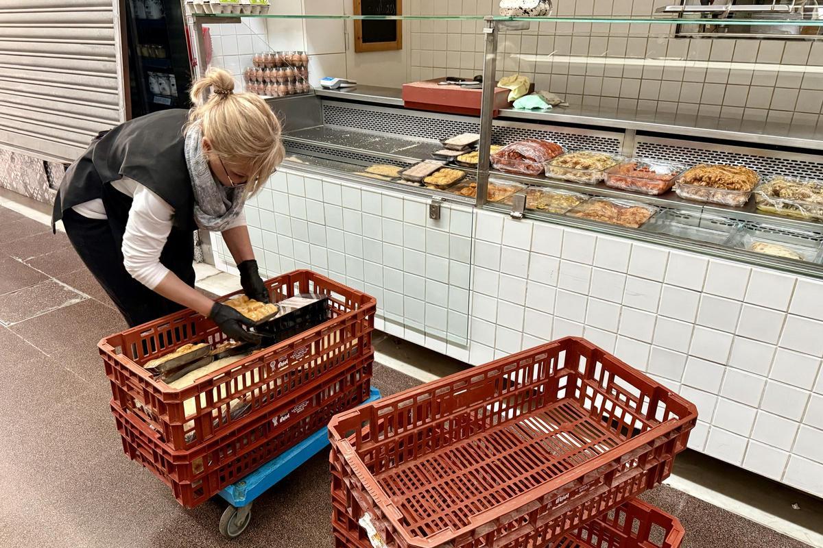 Una paradista del mercado de la Independencia de Terrassa descarga comida que hay en la nevera