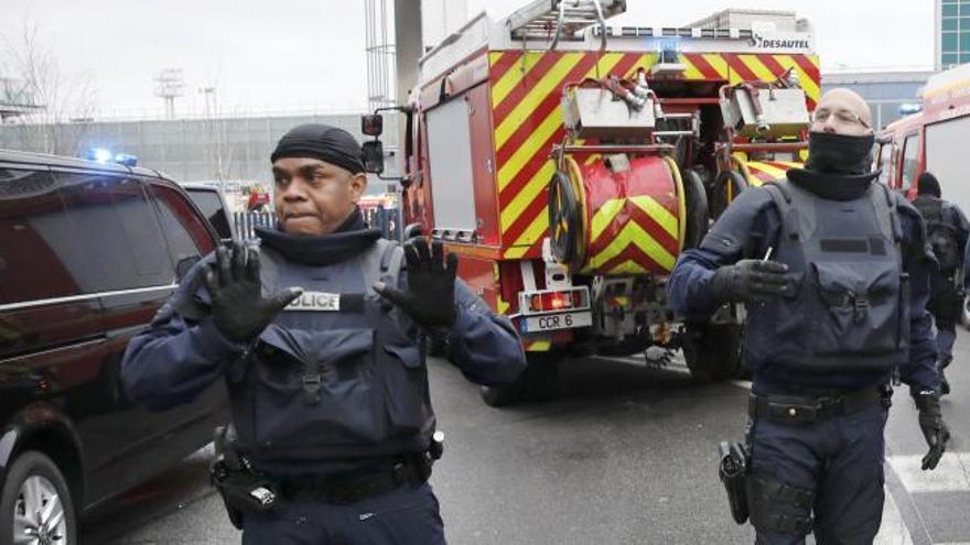 Abatido un hombre en el aeropuerto de Orly tras robar el arma a un soldado