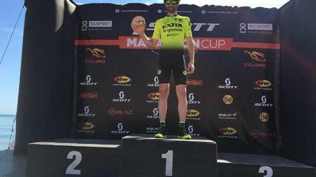 Nando Guerra, con el trofeo conseguido en el podio de Cambrils.