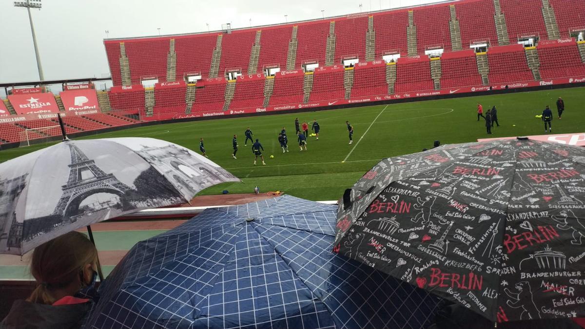 Una lluvia constante acompañó a la afición durante el entrenamiento del equipo en Son Moix.