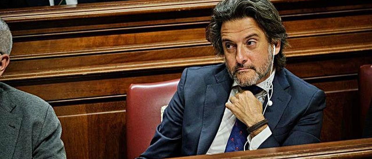 El diputado regional del PSOE Gustavo Matos, en su escaño en un pleno del Parlamento.