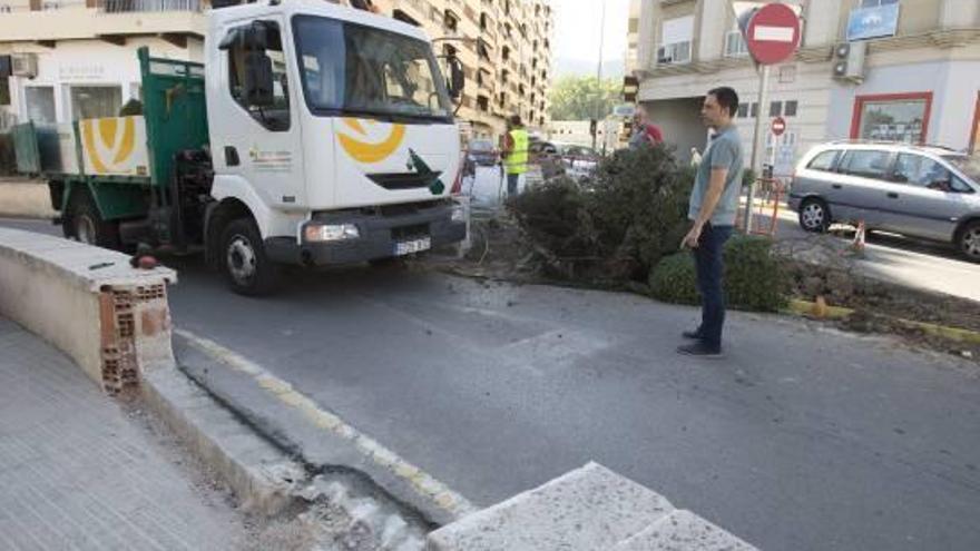 El edil Miquel Lorente, ayer, supervisando las obras.