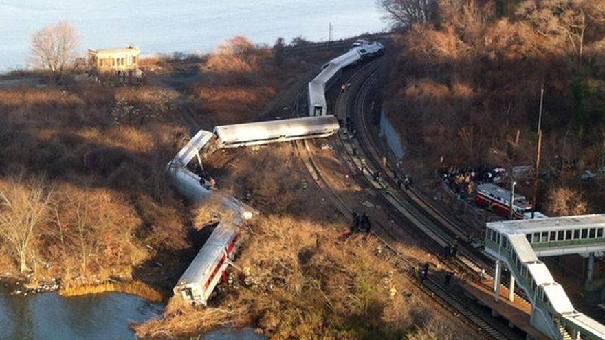 Cuatro muertos y 60 heridos al descarrilar un tren en Nueva York