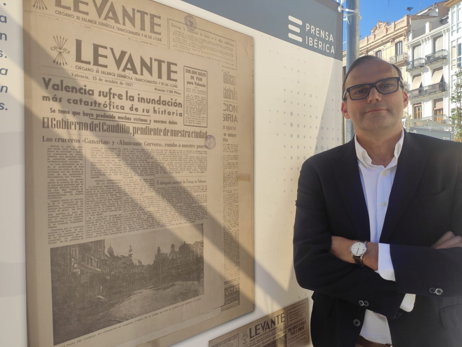 Levante-EMV expone 150 portadas para la historia en la plaza de la Reina