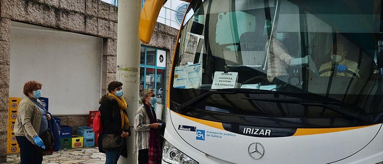 Viajeras subiendo a un autobús interurbano en Cangas este año. |   //