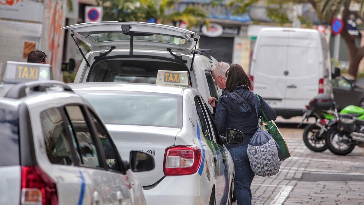Imagen de archivo de taxis en Tenerife.