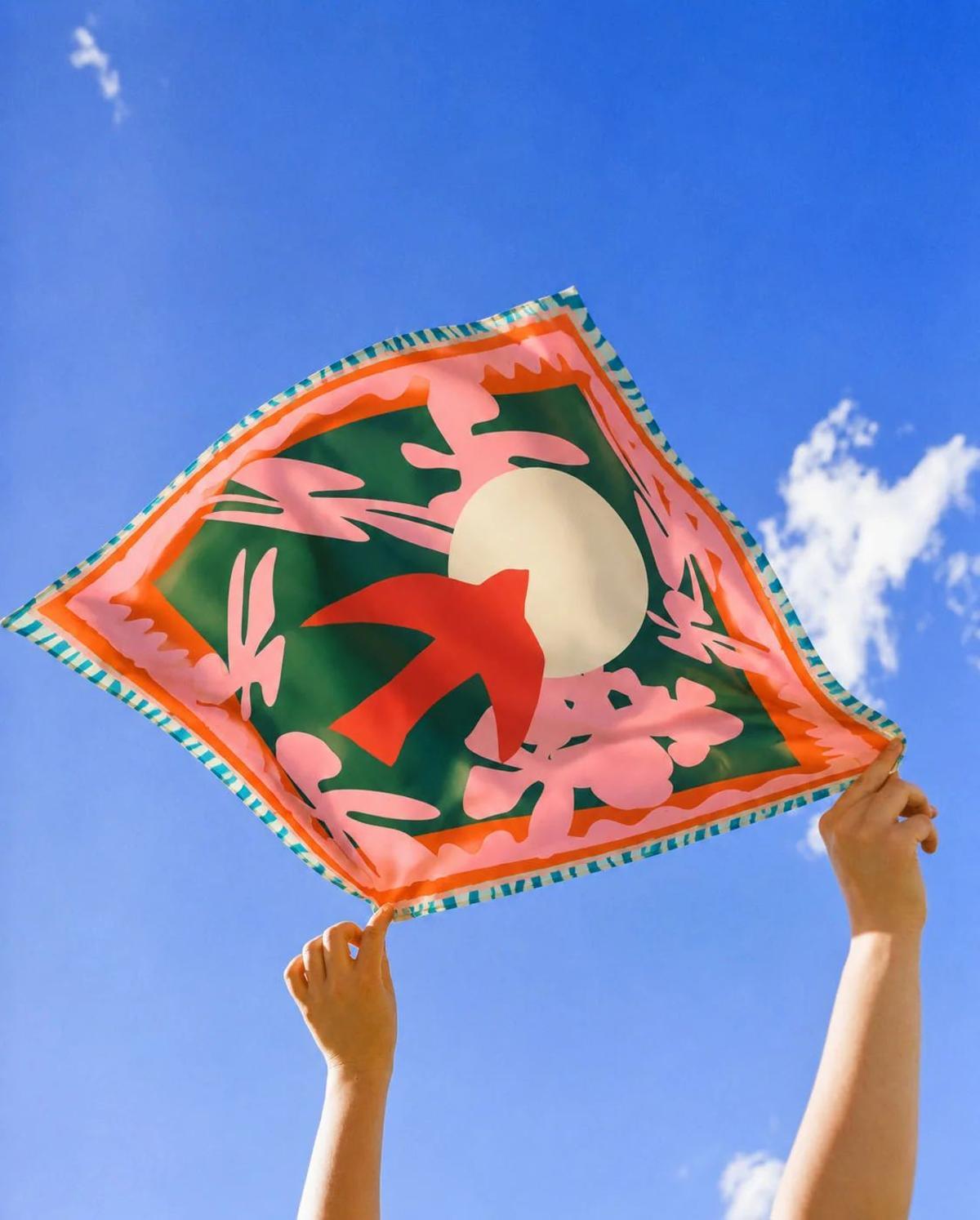 Detalle de la golondrina, imagen del pañuelo 'Hacia mí' de Berta Pascual.