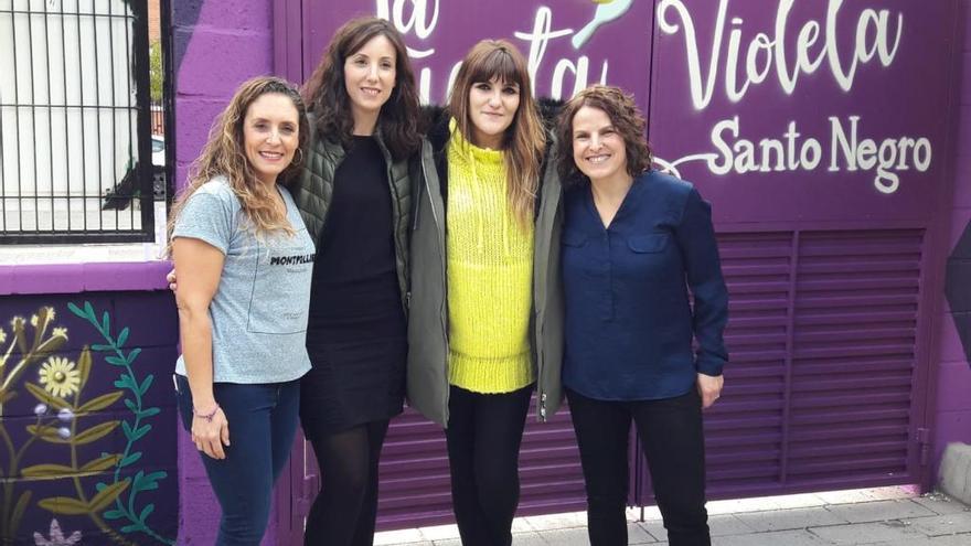 Rozalen visita la puerta violeta contra la violencia machista del colegio Santo Negro