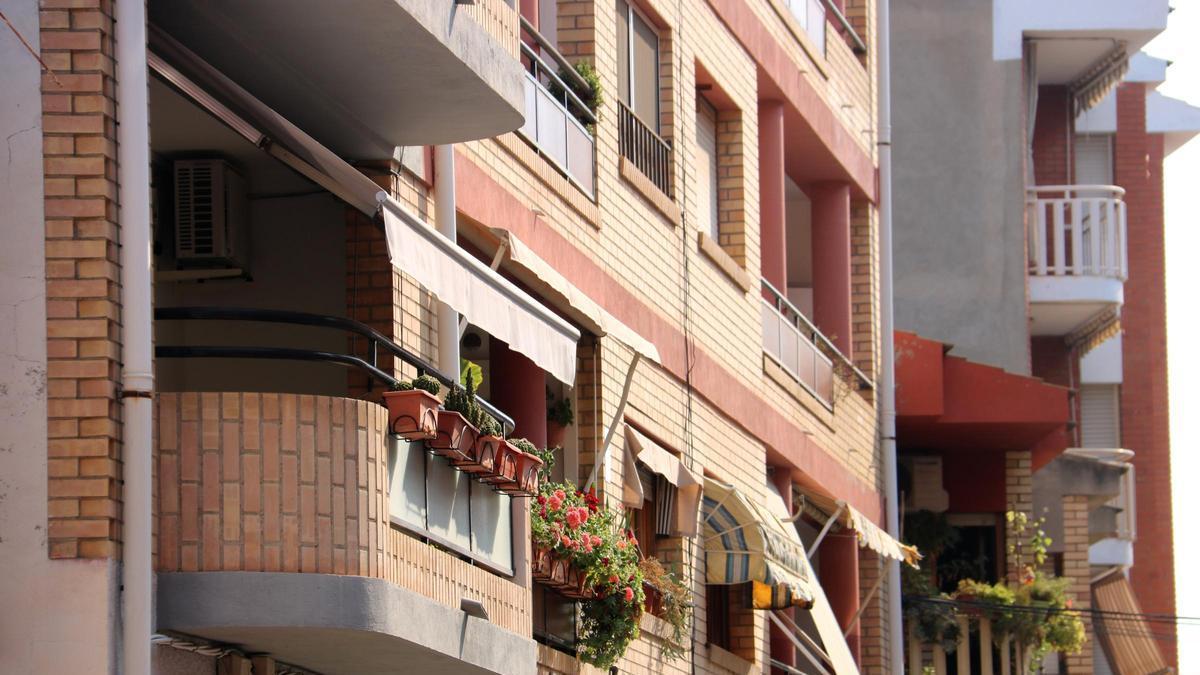 Balcons i finestres amb els tendals estesos a la Granja d'Escarp