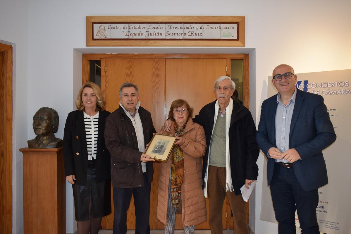 Los hermanos Rafaela Carrasco, viuda de Julián Sesmero, y Manuel José Carrasco, con la fotografía donada.