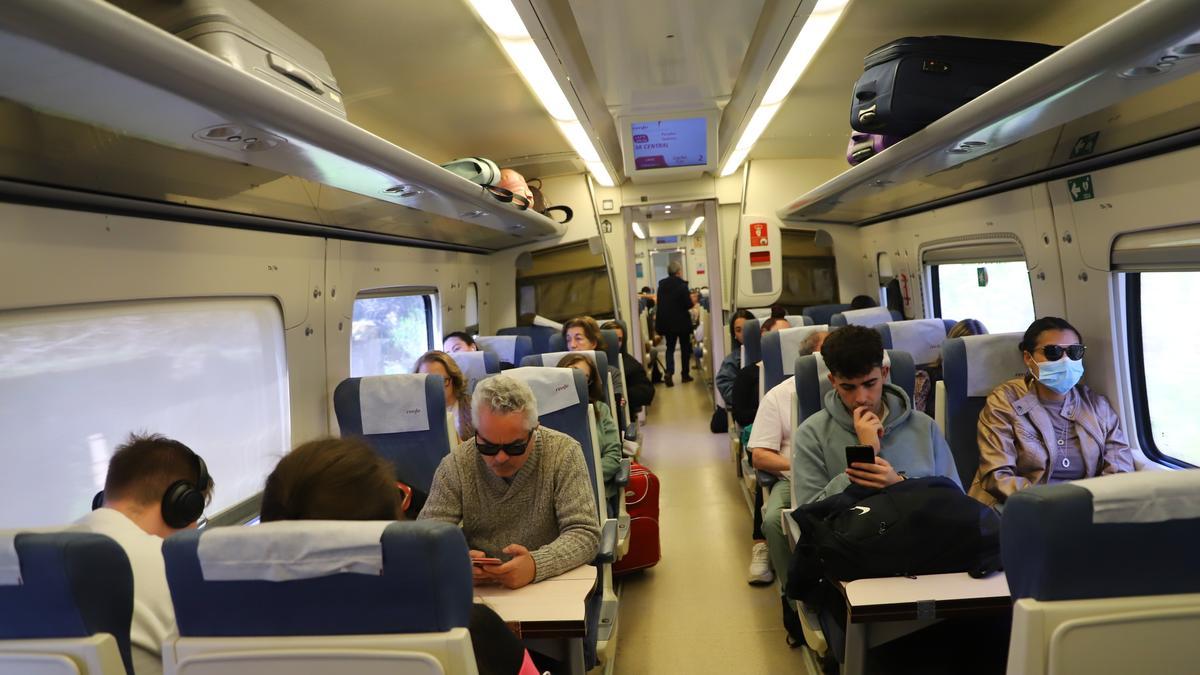 Los trenes matinales del servicio del Valle del Guadalquivir iban completos este lunes.