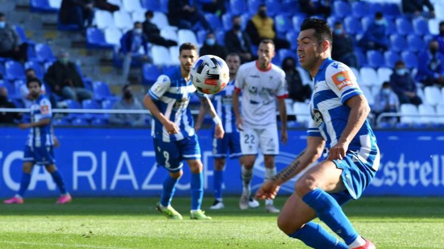 Miku intenta controlar el balón ayer en Riazor. |  // VÍCTOR ECHAVE