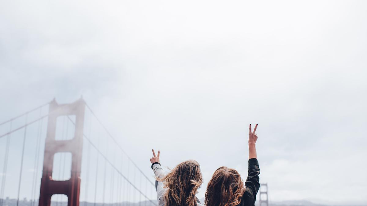 Chicas disfrutando de un viaje