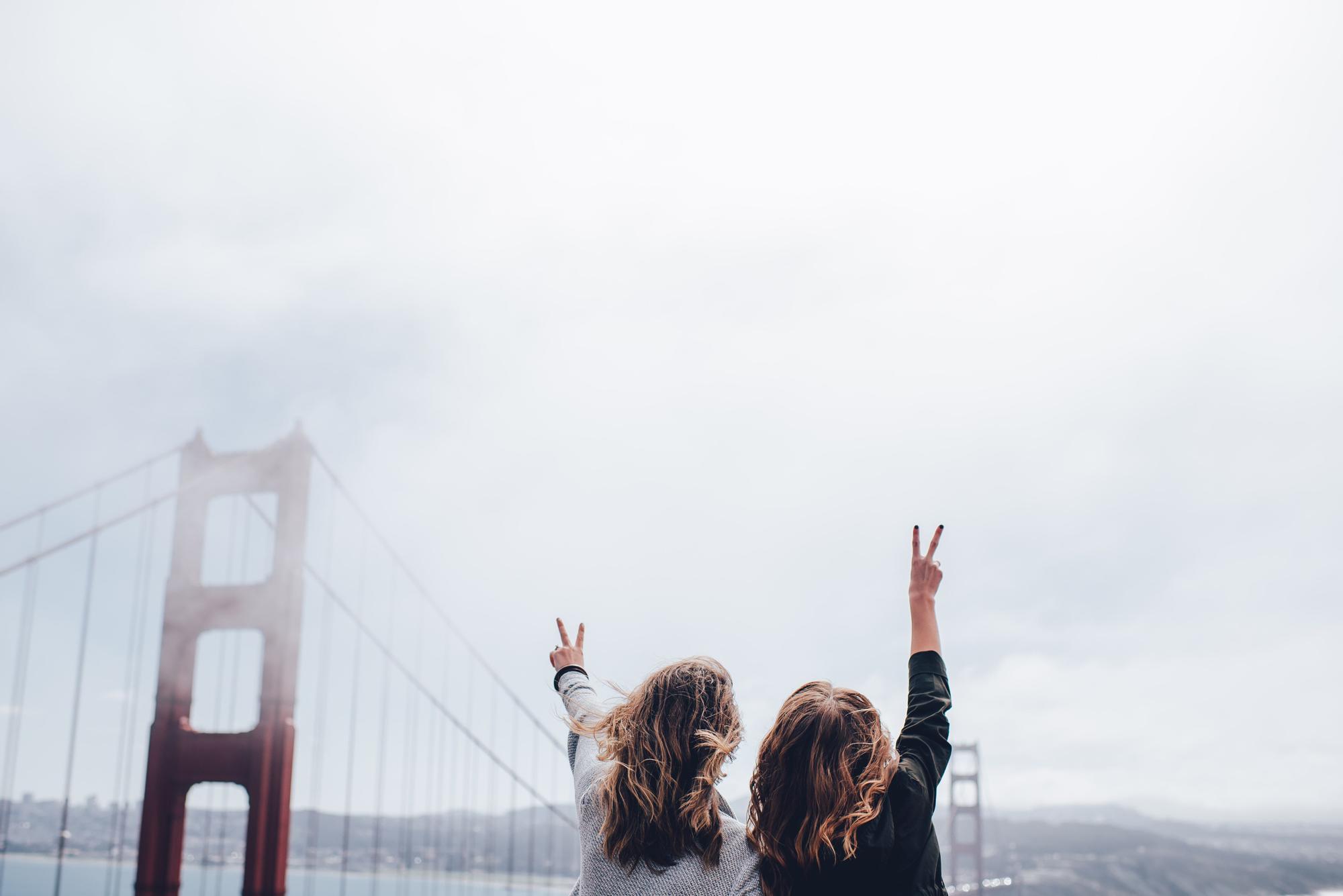 Chicas disfrutando de un viaje