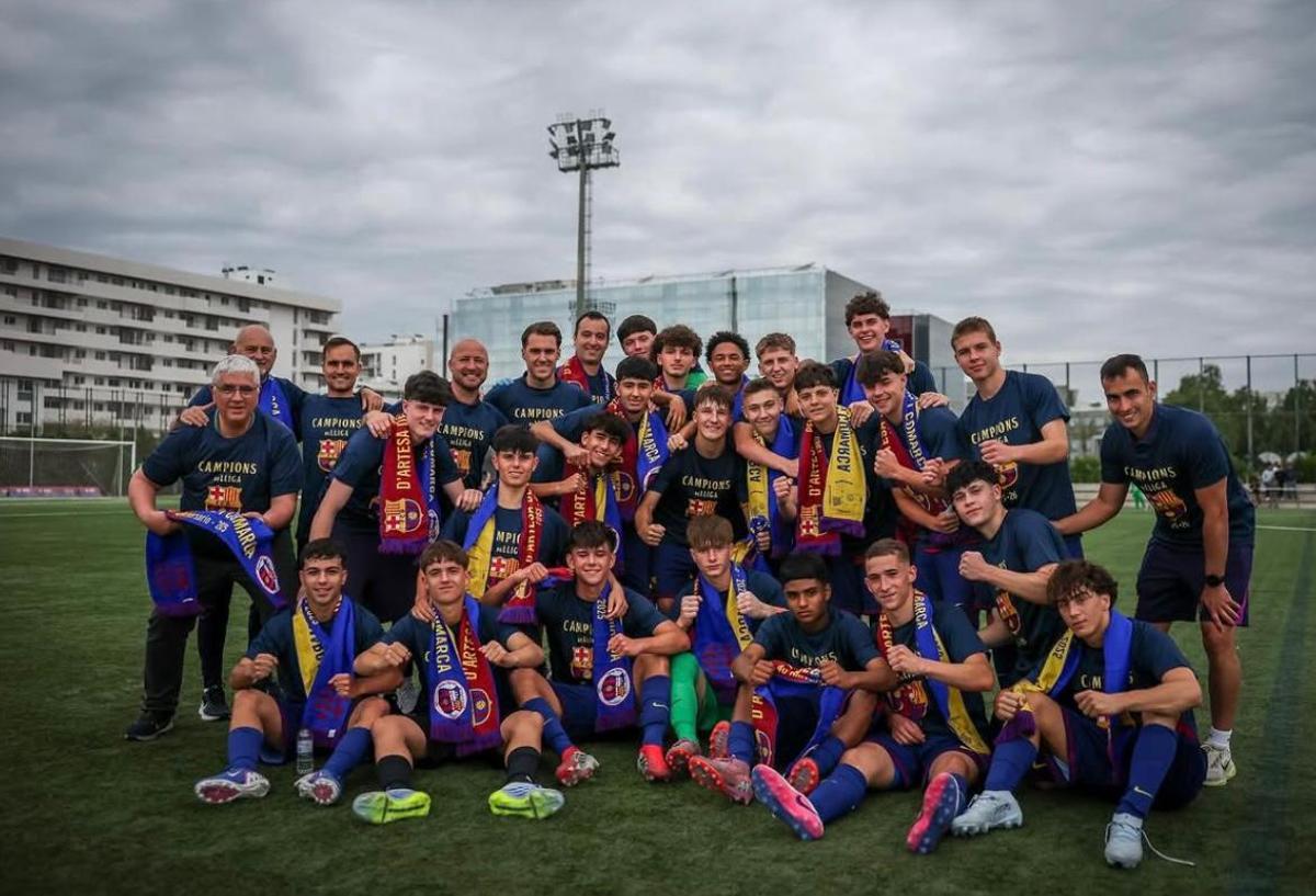 El Cadete 'A' del Barcelona celebrando su campeonato en División de Honor catalana