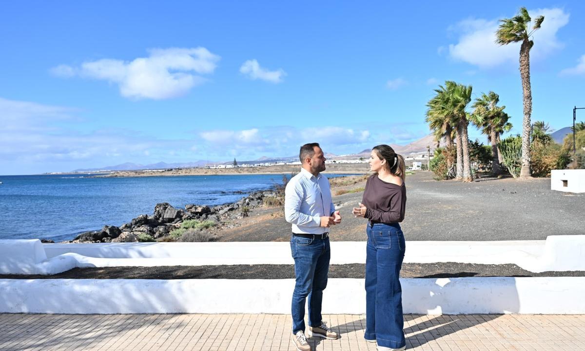 El alcalde de Arrecife, Yonathan de León, y la concejala de Playas y Medio Ambiente, Davinia Déniz, en la playa de El Cable donde el Ayuntamiento mejorará la accesibiidad con una rampa