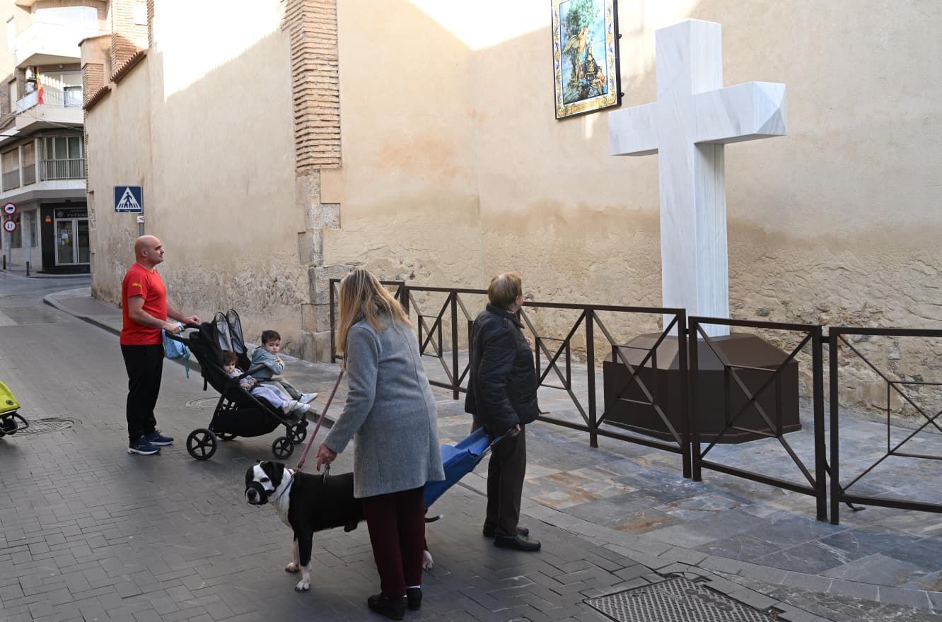 Así ha regresado el munumento de la Cruz de Callosa de Segura en un suelo privado junto a la ermita de Nuestra Señora del Rosario