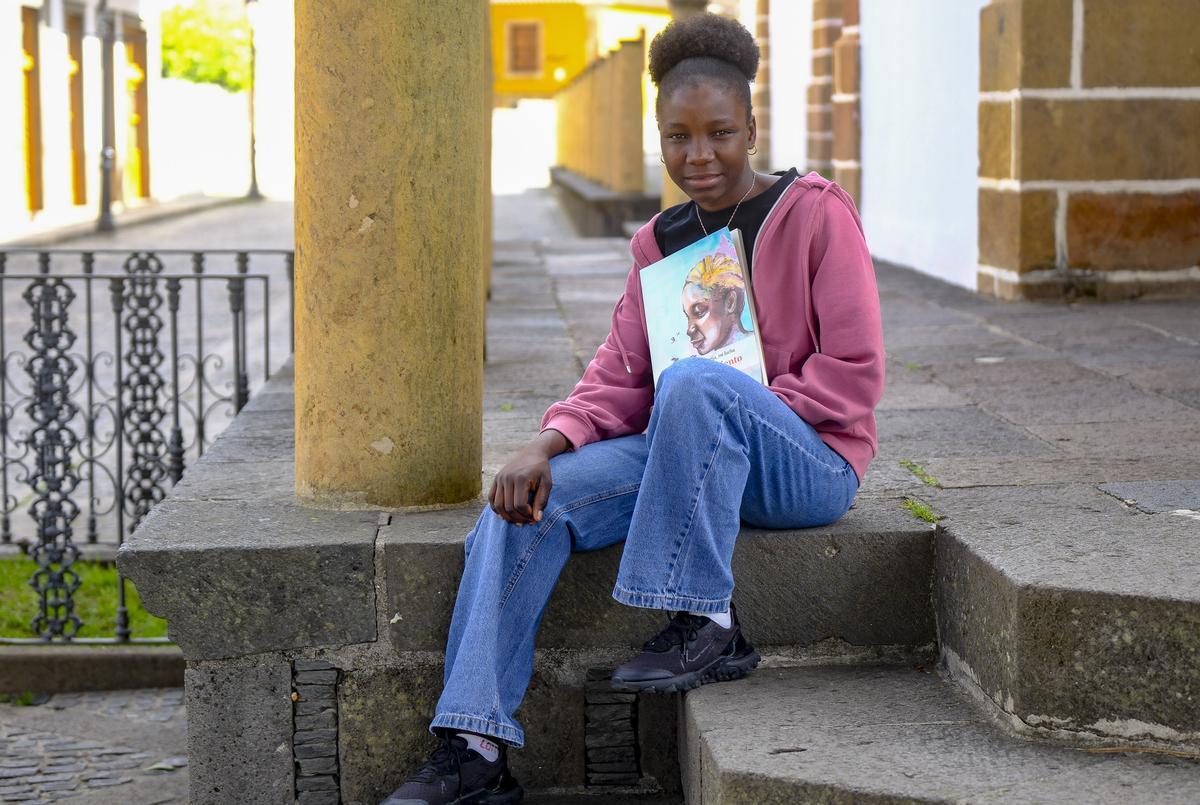 Binta junto a su libro ‘La hija del viento. Mi voz, mi historia, mi lucha’.