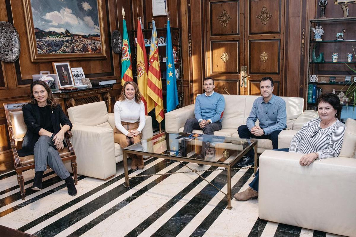 Recepción, en el Ayuntamiento de Castellón, a la nueva junta directiva del Fustecma Nou Bàsquet Femení Castelló (NBF).