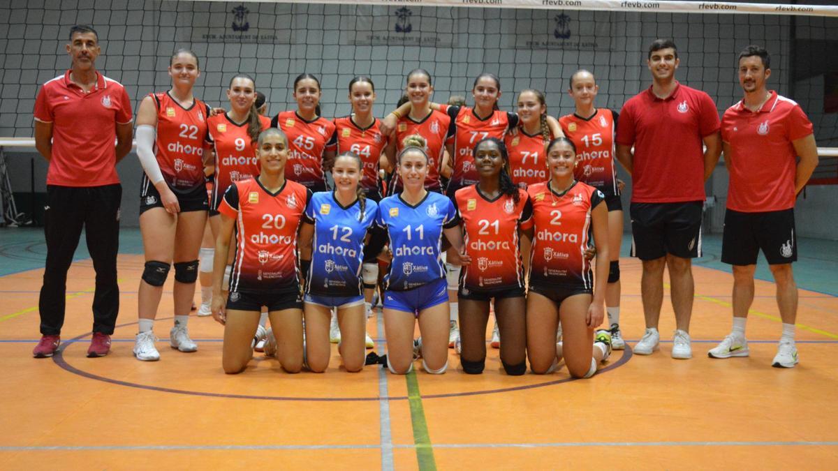 El equipo femenino Ahora Vóley Xàtiva tras ganar en la primera jornada de la liga.