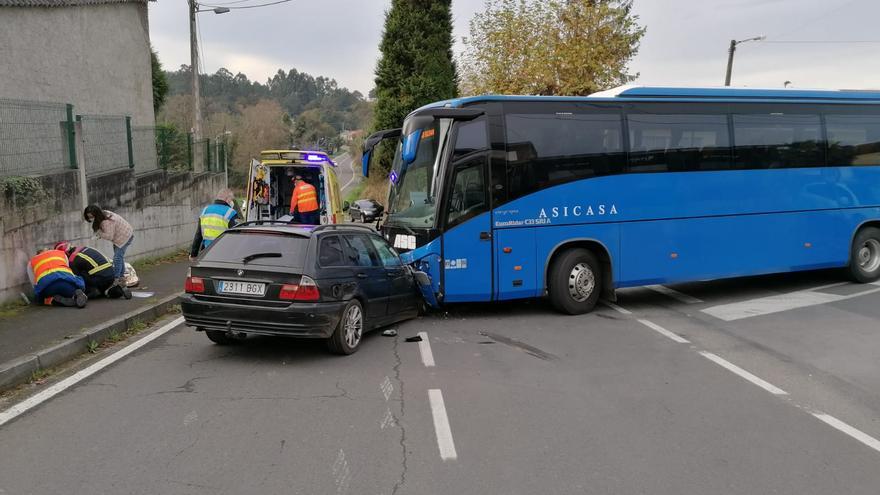 Evacuado un conductor tras chocar su coche con un bus escolar en Bribes