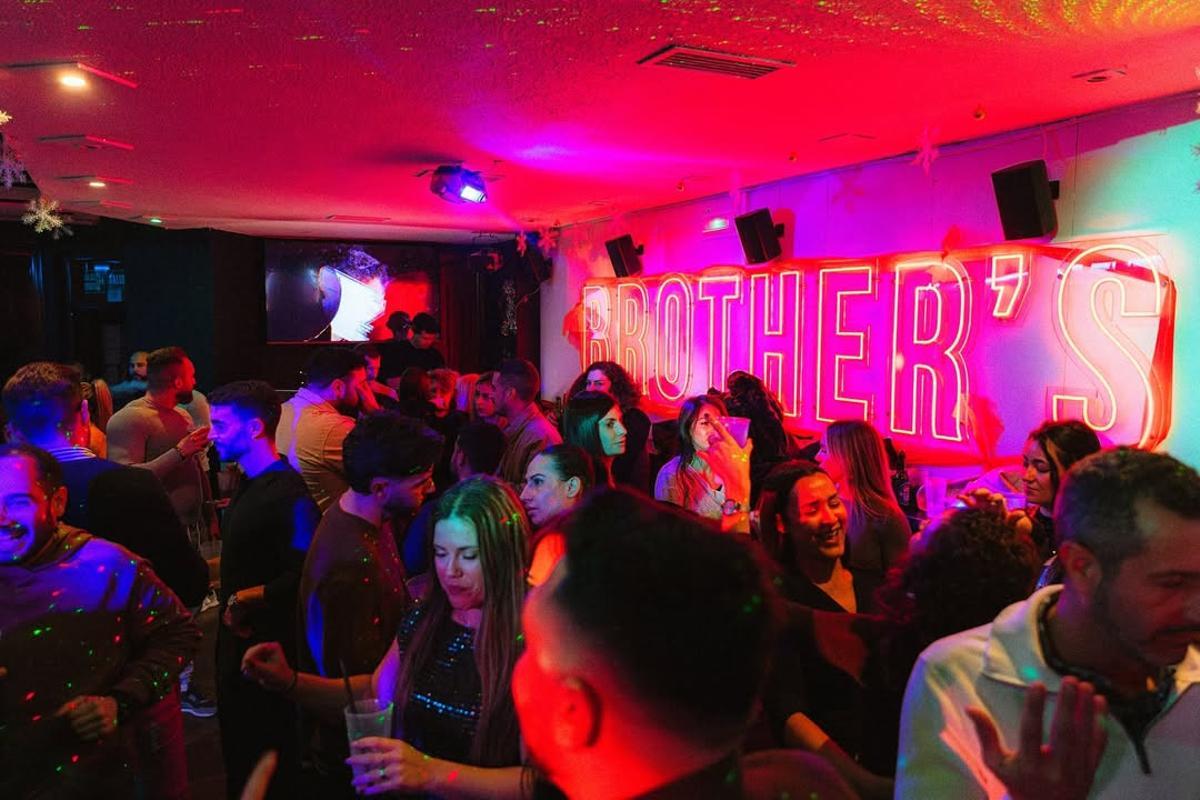 Una noche de ambiente en el pub Brother's 6, en Santiago de la Ribera.