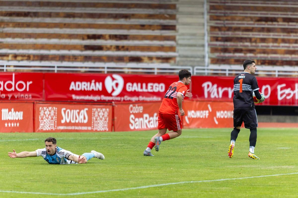 Samu Rodríguez protesta un posible penalti ante el Gran Peña.
