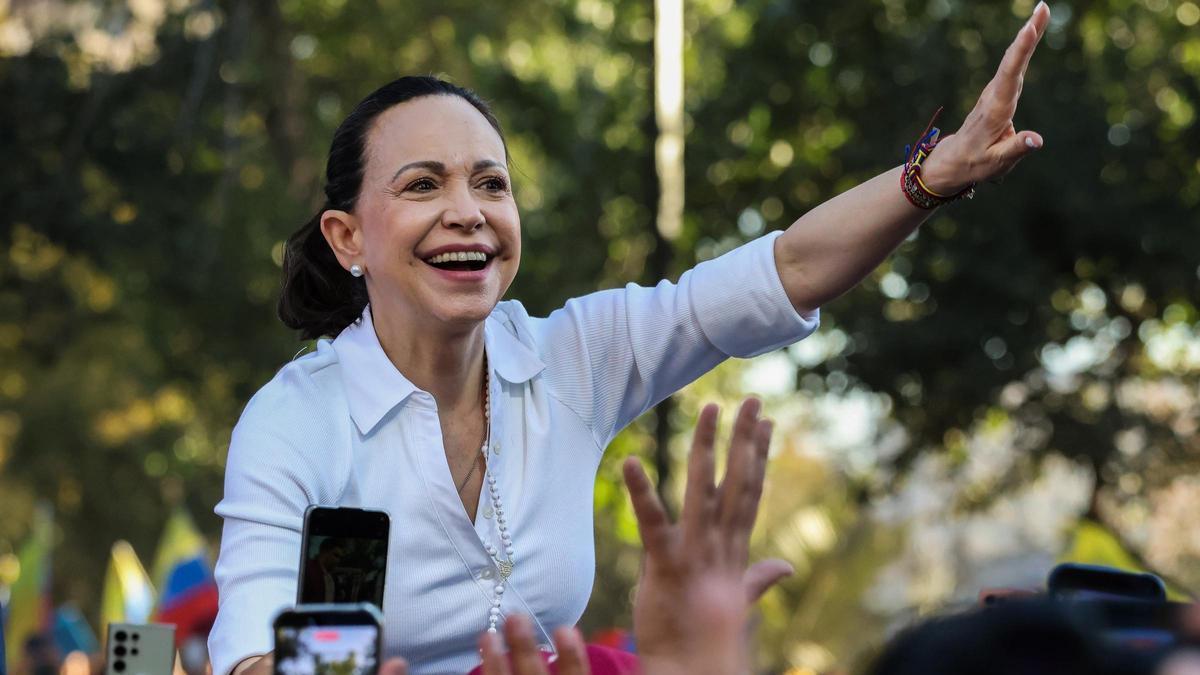 Archivo - 12 March 2026, Chile, Santiago: Venezuelan Nobel Peace Prize winner Maria Corina Machado greets people during her visit to Santiago. Photo: Cristobal Basaure Araya/SOPA Images via ZUMA Press Wire/dpa