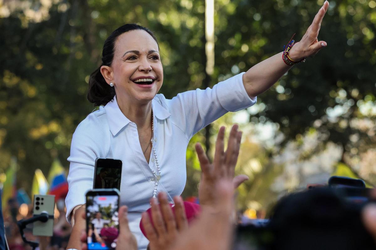 Archivo - 12 March 2026, Chile, Santiago: Venezuelan Nobel Peace Prize winner Maria Corina Machado greets people during her visit to Santiago. Photo: Cristobal Basaure Araya/SOPA Images via ZUMA Press Wire/dpa