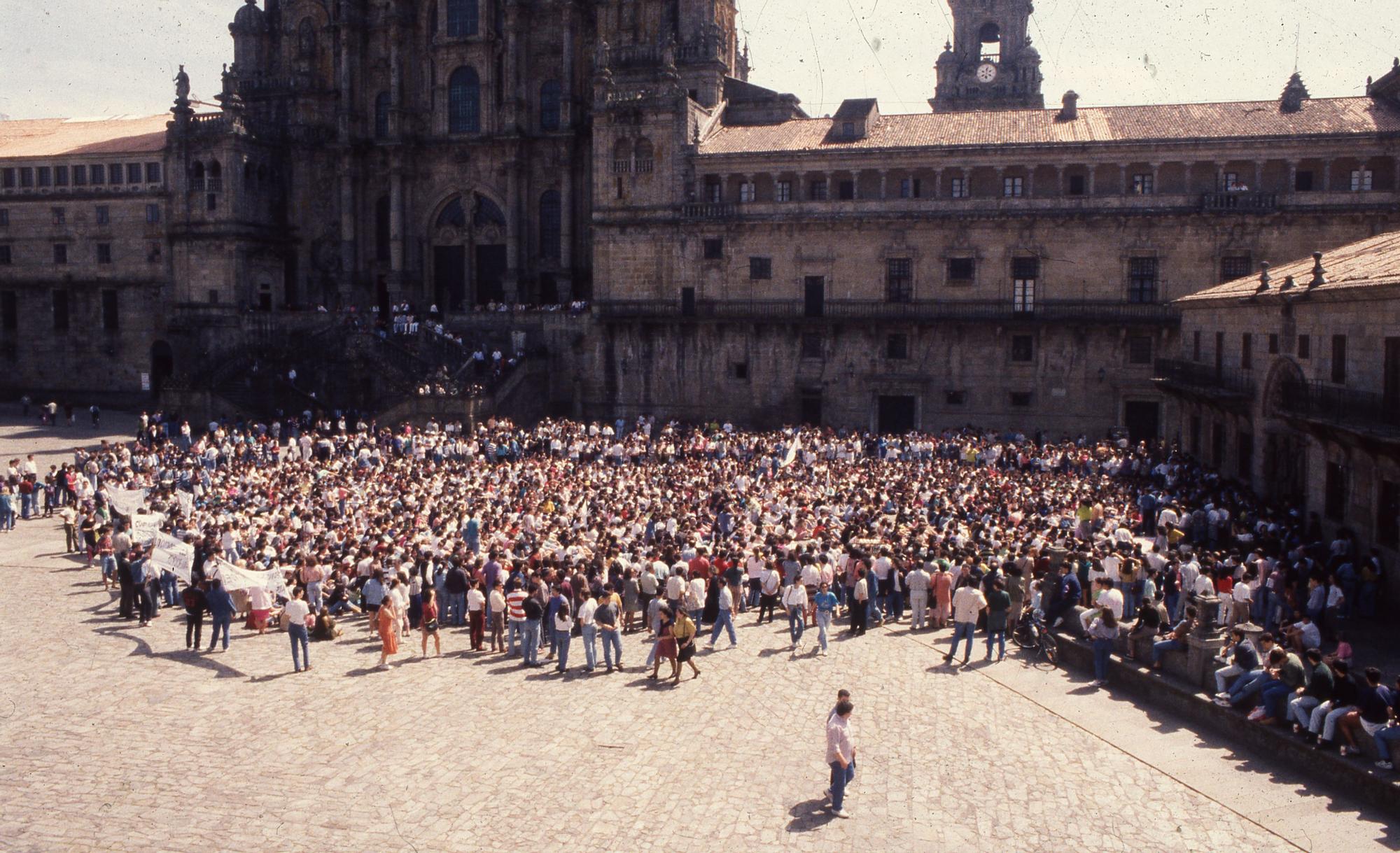 CONFLICTO SELECTIVIDAD 1992. MANIFESTACION DE ESTUDIANTES, PROFESORES Y PADRES DE ALUMNOS TRAS CONOCERSE LA SUSPENSION DE TRES DE LAS PRUEBAS DE SELECTIVIDAD POR FILTRACIONES DE LOS EXAMENES. 18/06/1992. FDV.