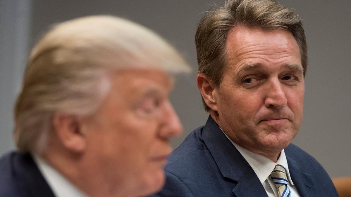 Flake (derecha) junto a Trump, en un almuerzo con otros senadores republicanos, en la Casa Blanca, el 5 de diciembre del 2017.