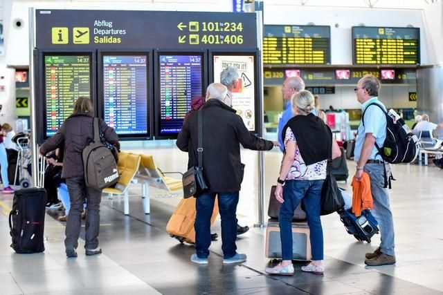 Llegada y salida de turistas en el aeropuerto