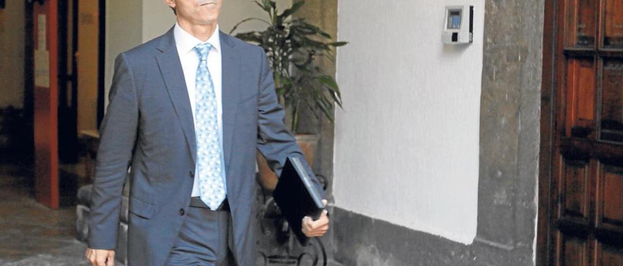 Rafael Martínez Berna abandona el TSJCV tras declarar en la causa como imputado, en 2012.