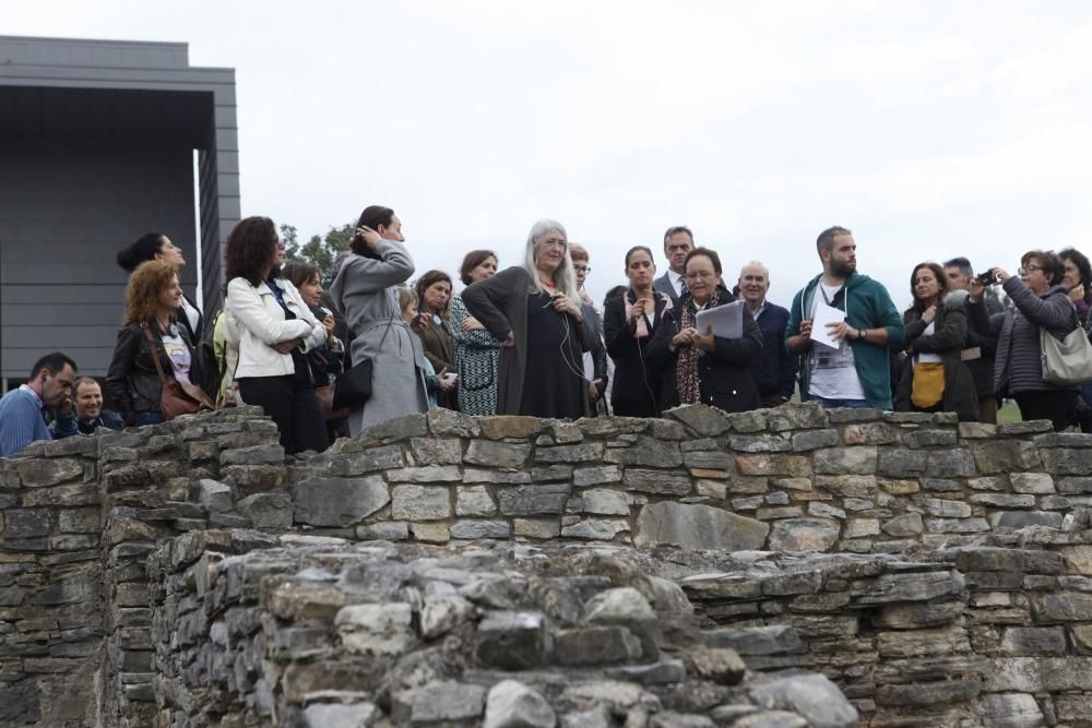 Mary Beard visitando la Villa Romana de Veranes