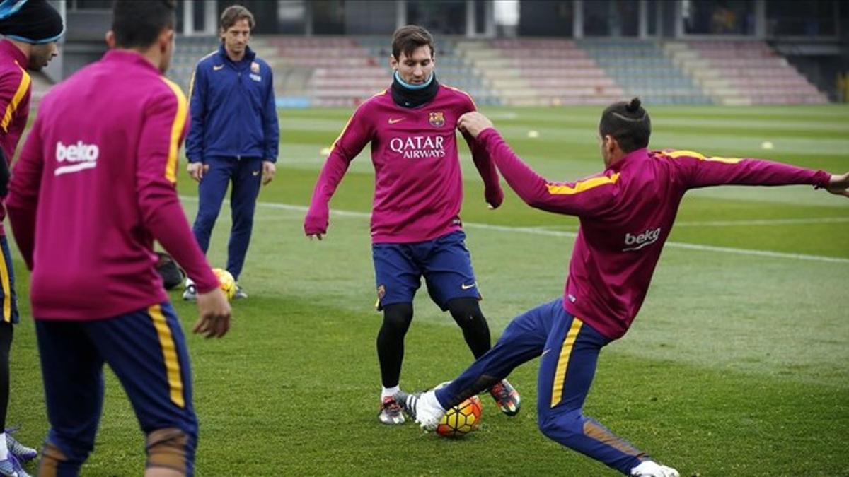 Messi y Douglas durante el entrenamiento del Barça tras el pase a la final de Copa.