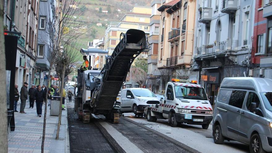 Mieres hormigona su "Dakar": los vecinos esperan que las obras de reasfaltado en las calles terminen "cuanto antes"