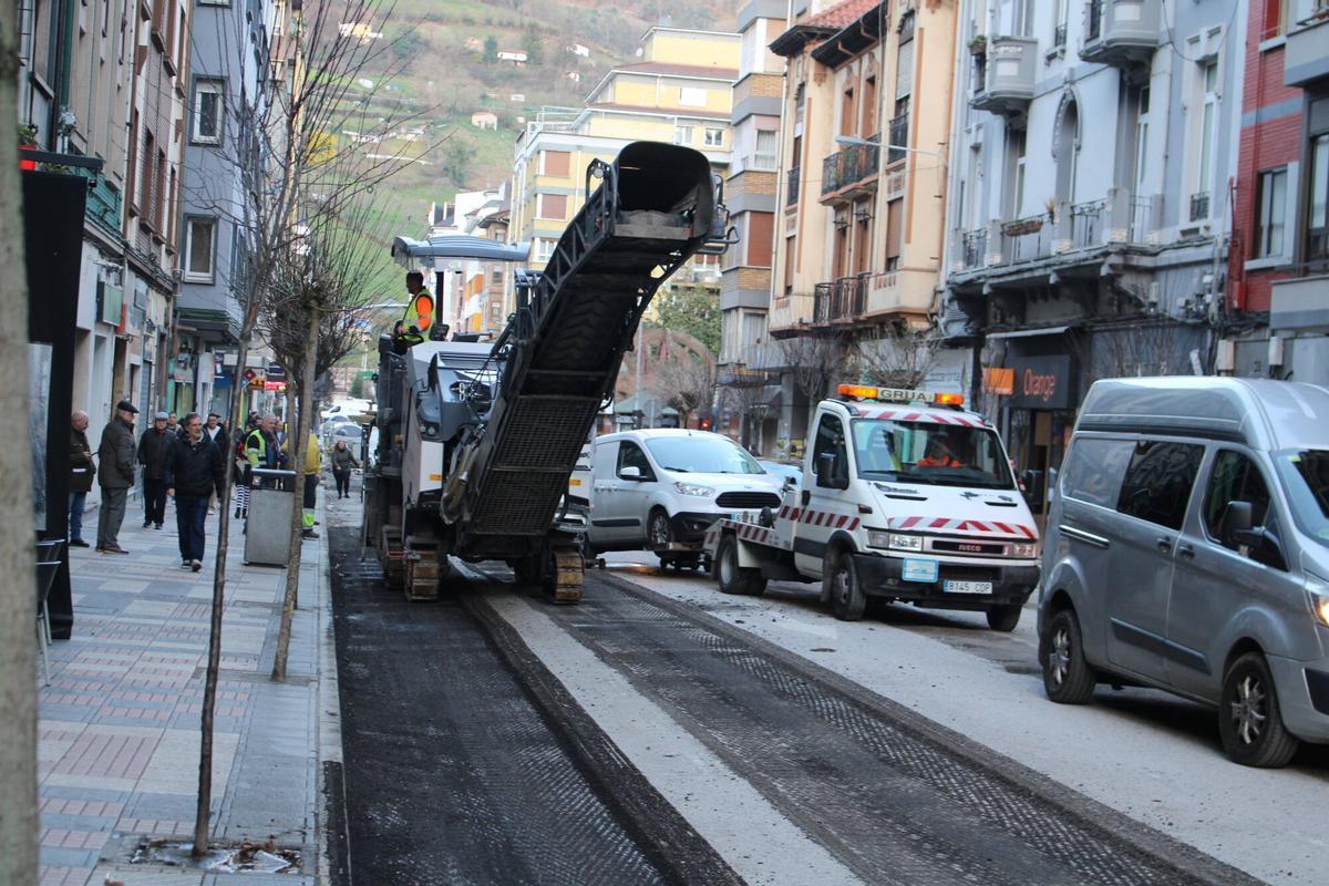 Obras de reasfaltado en la calle Manuel Llaneza tras la canalización de la red de geotermia de Mieres