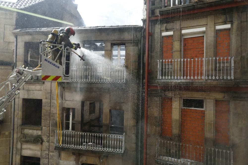 Arde por completo un edificio abandonado en Vigo