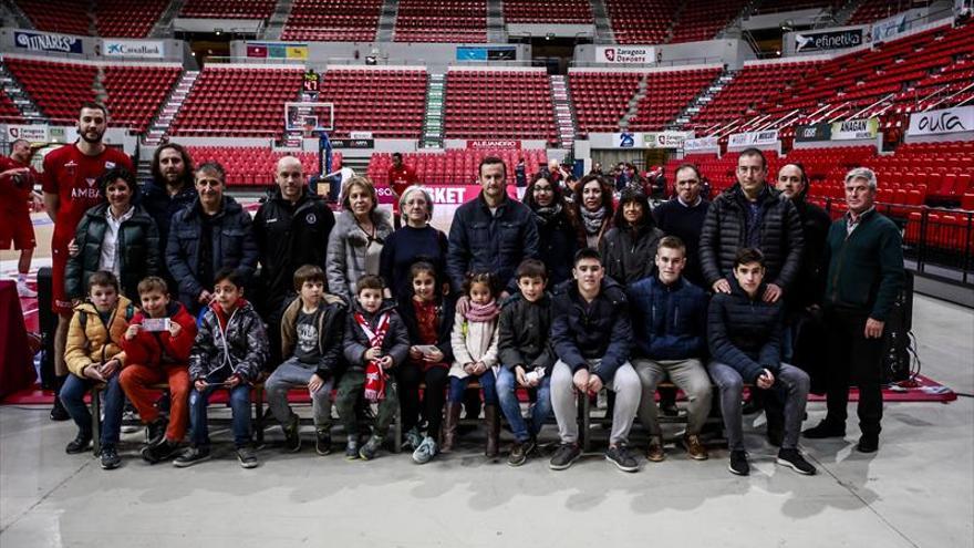 Los vecinos disfrutan viendo un partido del Tecnyconta