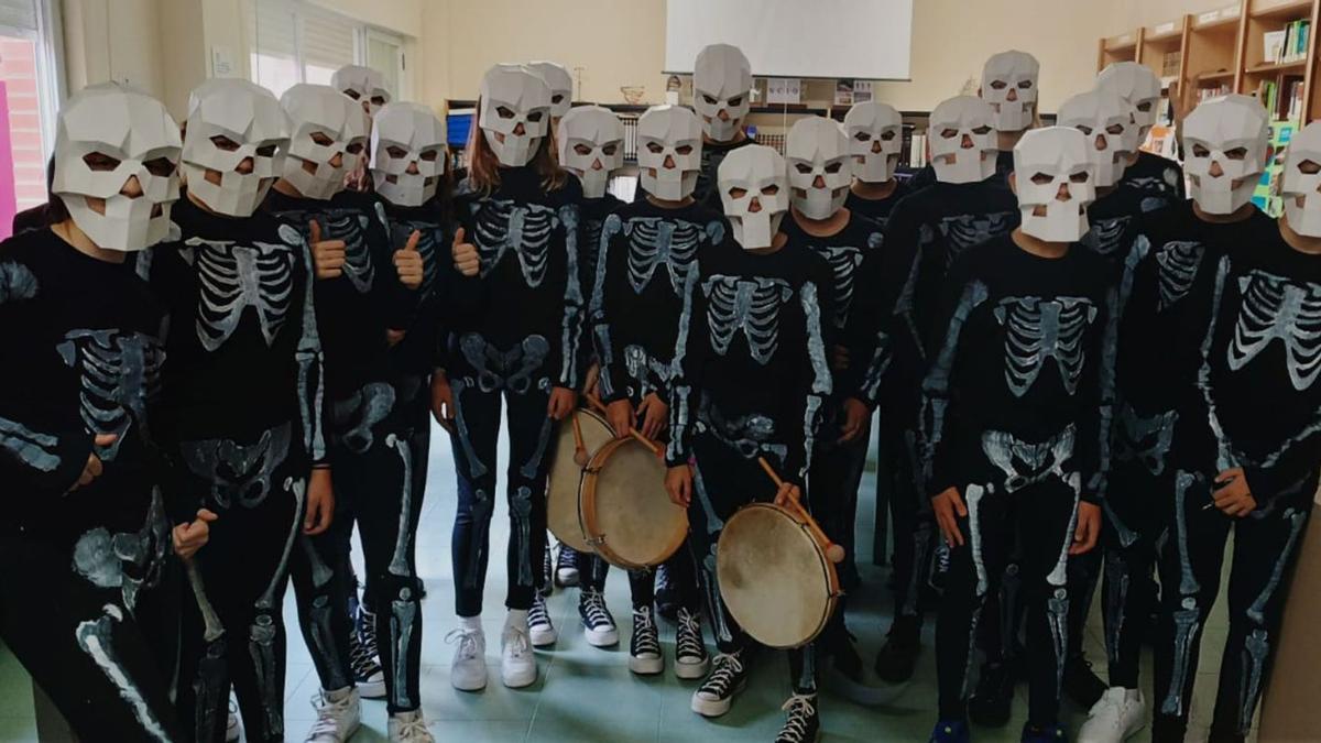 Los alumnos de 3º de ESO, disfrazados durante el taller de Danzas de la Muerte, que recreó algunas danzas medievales. | Cedida