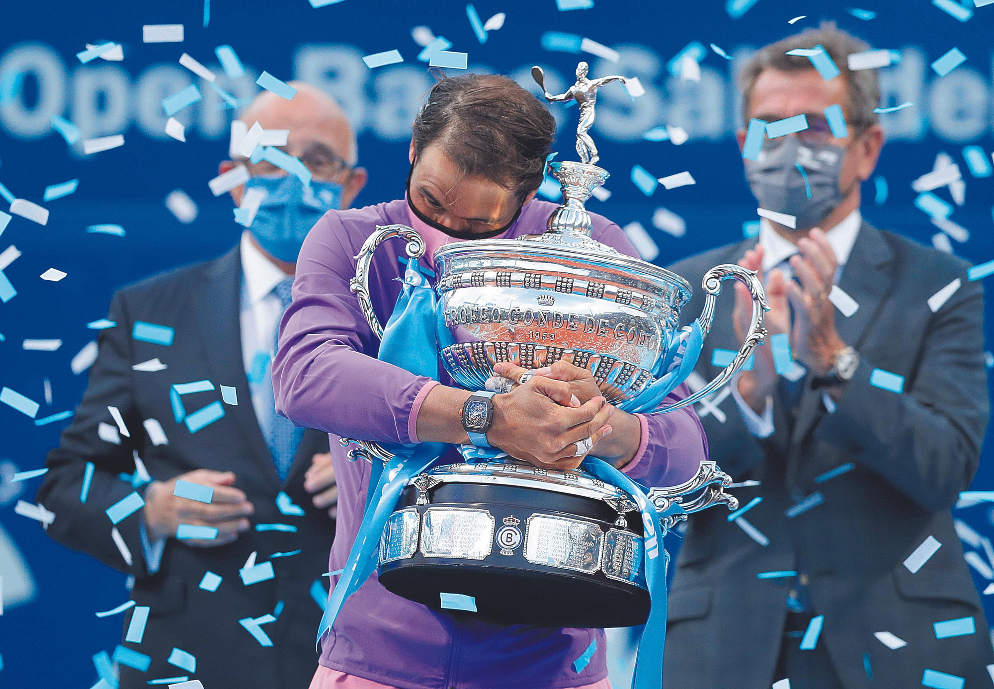 Nadal se abraza al Conde de Godó que conquistó ayer en Barcelona.