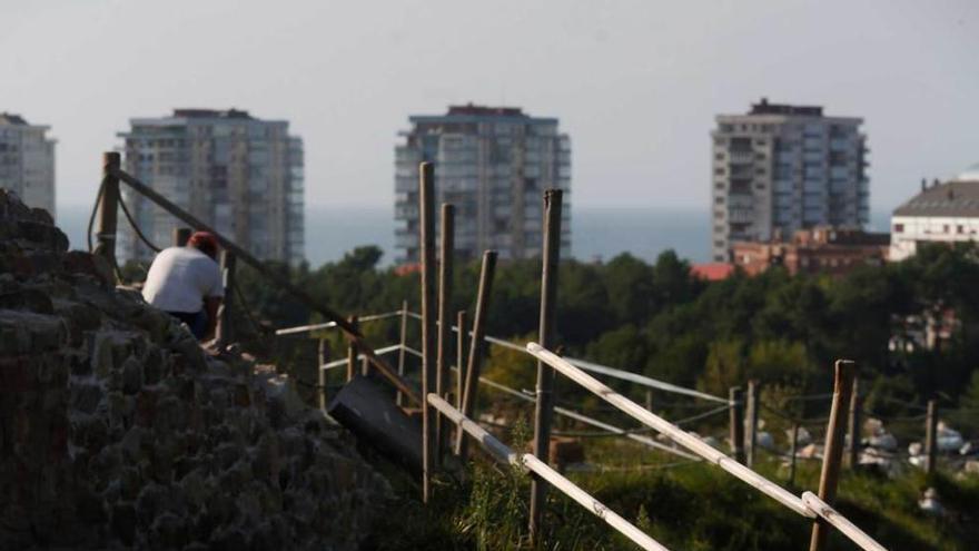 El yacimiento arqueológico el verano pasado; al fondo, Salinas. mara villamuza